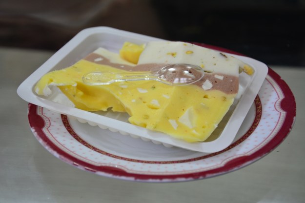 Íránská zmrzka. Samozřejmě nesmí chybět šafránová příchuť!