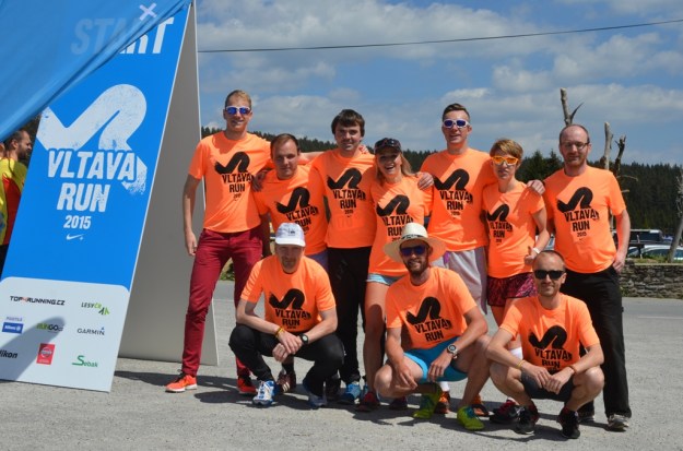 Team Run The World Beasts na startu na Kvildě (chybí 11. člen Honza)