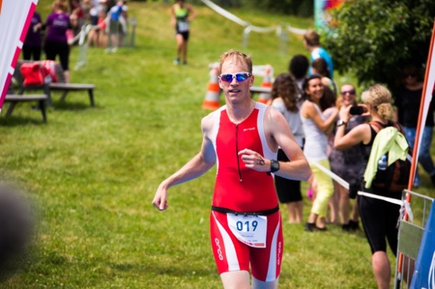 Finiš! Řeč těla napovídá, že jsem toho už měl dost. Not-that-sexy-anymore. Foto: PragueTriathlon.com