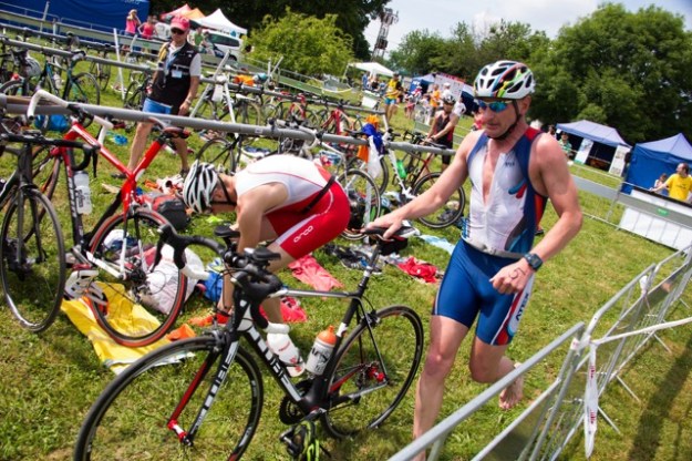 Depo 2 a rozhodčí už vidí moje zle zaháknuté kolo :) Foto: PragueTriathlon.com
