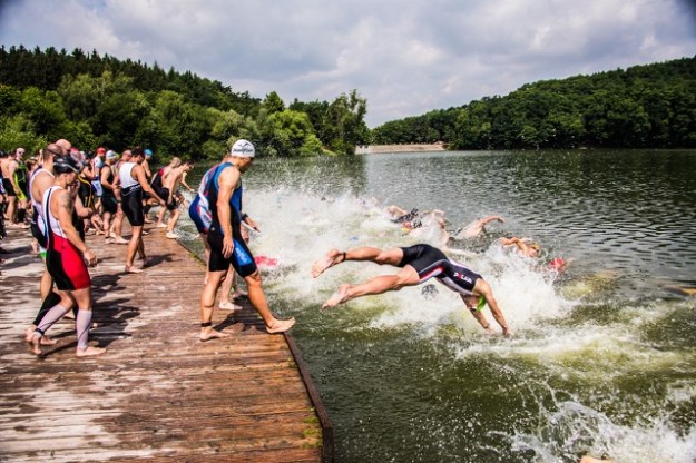 Start z mola pro diváky atraktivní, pro mě spíš děsivej :) Foto: PragueTriathlon.com