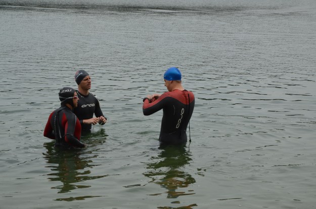 Diskuzní kroužek s Wilfridem před startem. Já mírně rozladěn z díry v neoprenu!