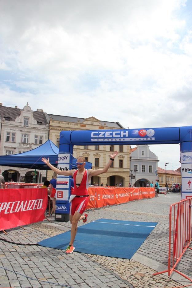 No a ruce nad hlavu, skoro ani nejde poznat, že jsem nevyhrál. Ale jak rád říkám, oslavuju vše...Foto: Radim Š.