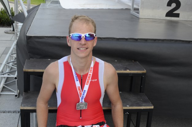 Takového si mě Péťa vyčekala - po více než 5 hodinách, 1.9 km plavání, 90 km cyklistiky a 21 km běhu. Je dobrá, co? :)