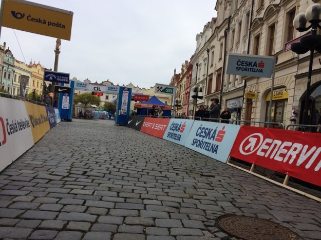 Cílová rovinka v Pardubicích. Svítí tam zrovna hezký cílový čas, ten ale asi nebude můj... :D