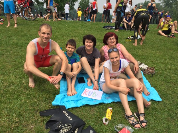 Takové složení support crew se už jen tak nepovede! Brácha, mamka, babička a Péťa :) Samé mně osudové ženy :D