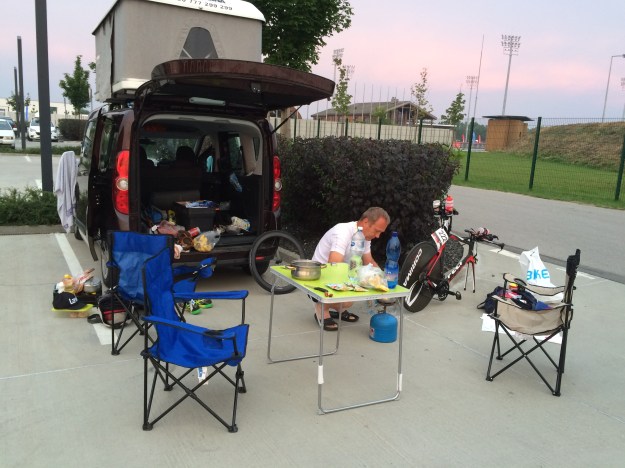 Snídaně skoro v trávě. Já ten kempink mám prostě rád!