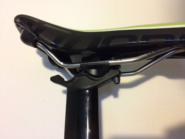 Dvojí možnosti uchycení sedla podle cíleného úhlu