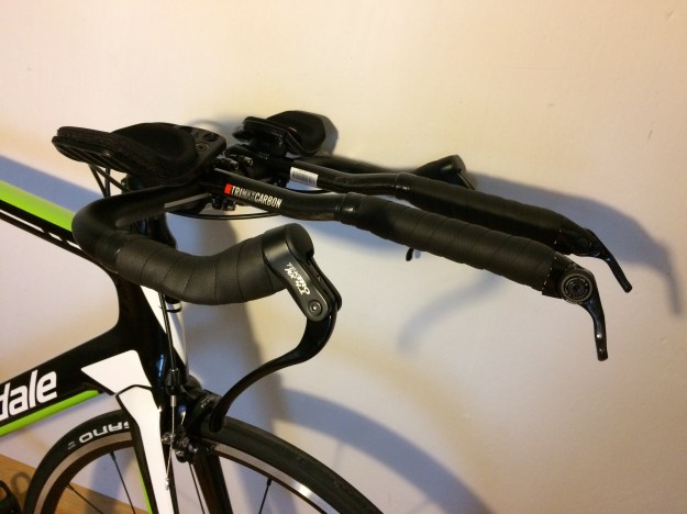 Kokpit v sérii. Kritické místo. Basebar od Cannondale (C3) a hrazda FSA Vision Tri Carbon