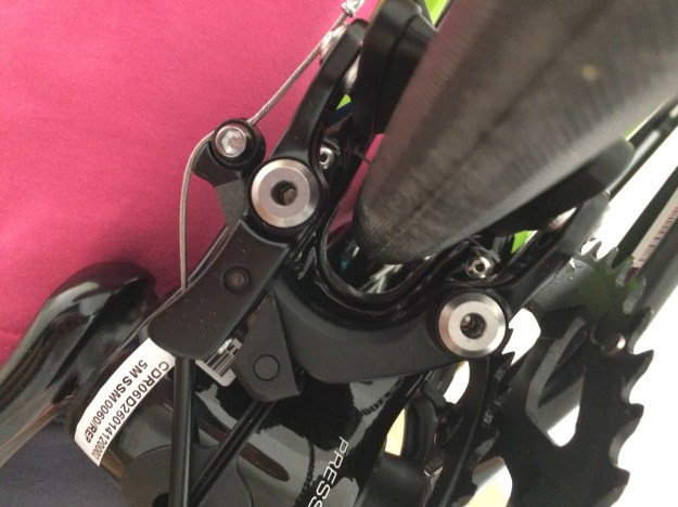 Detail zadní brzdy schované u středové osy